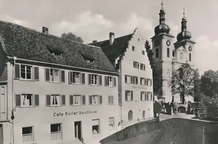 Café Reiter in Donaueschingen und Stadtkirche ca. 1911