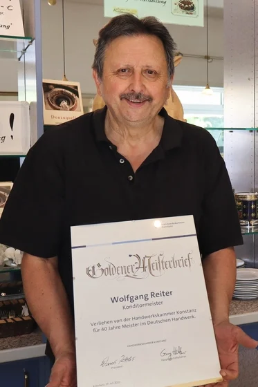Inhaber & Konditormeister des Café Reiter in Donaueschingen Wolfgang Reiter mit seinem goldenen Meisterbrief