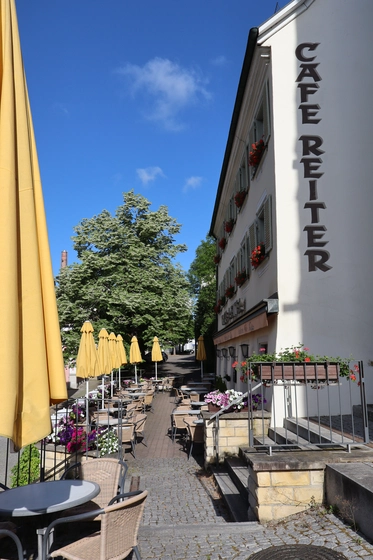 Seitenansicht der Terrasse des Café Reiter in Donaueschingen